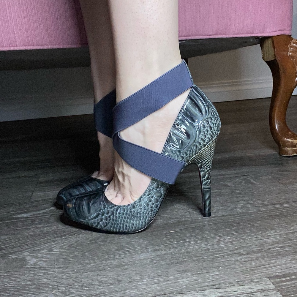 ❗️SALE Paris Hilton Early 2000s Y2K Gray Crocodile Skin Strap Heels